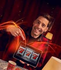 Ilustrasi dua orang pengguna berbagi tautan referral ajak teman melalui smartphone