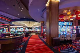 Dealer live casino profesional yang melayani pemain melalui siaran langsung berkualitas tinggi